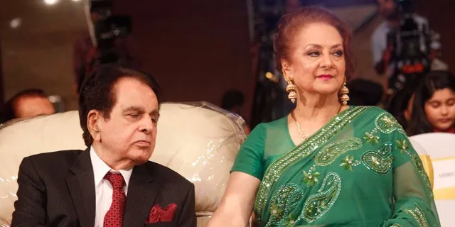 पत्नी के साथ दिलीप कुमार एक समारोह में, फोटो साभार: सोशल मीडिया।