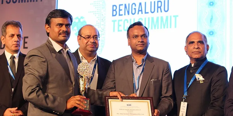ಕರ್ನಾಟಕದ ಐಟಿ ರಫ್ತು ಮಾಡಿರುವ ಕಂಪೆನಿಗಳಿಗೆ ಪ್ರಶಸ್ತಿ ನೀಡುತ್ತಿರುವ ಪ್ರಿಯಾಂಕ್ ಖರ್ಗೆ&nbsp;