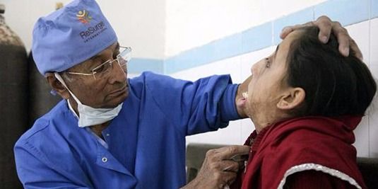 80 साल के वृद्ध डॉक्टर योगी गरीब जले मरीजों की सर्जरी करते हैं मुफ्त