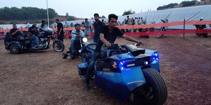 अपनी बाइक के साथ रुजबे