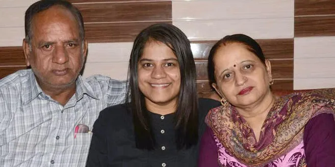 मम्मी-पापा के साथ मेघा