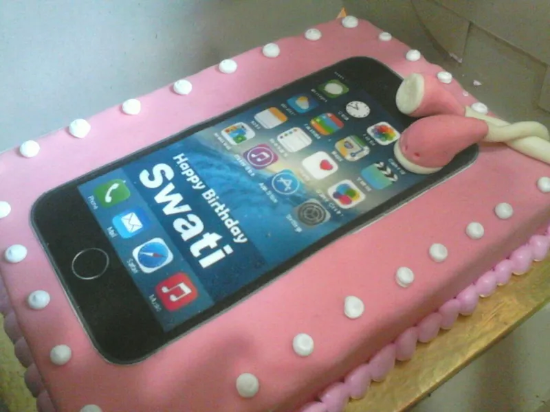 <h3>आईफोन के आकार का केक </h3>
