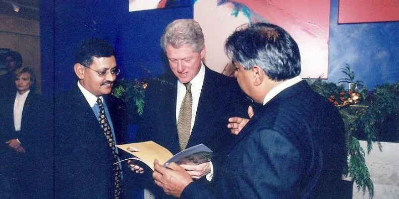 पूर्व अमेरिकी राष्ट्रपति बिल क्लिंटन के साथ विनोद गुप्ता