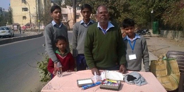 देश का भविष्य संवारने में जुटे हैं 66 साल के श्याम बिहारी प्रसाद, सातों दिन पढ़ाते हैं गरीब बच्चे को फुटपाथ पर 
