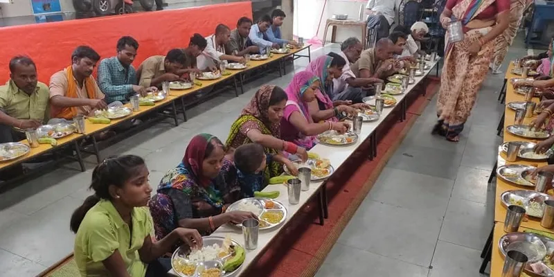 विजय श्री फाउंडेशन में खाना खाते लोगों की तस्वीर