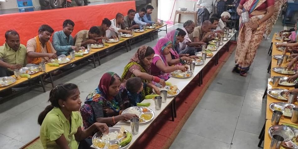 पिता को याद करने का तरीका: रोज 500 भूखे लोगों को भोजन कराता है बेटा