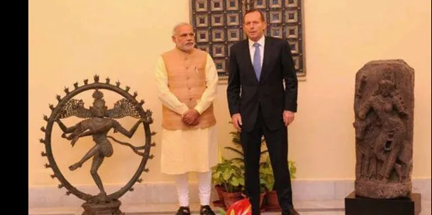 प्रधानमंत्री नरेंद्र मोदी आस्ट्रेलिया से बरामद की गयी नटराज की प्रतिमा के साथ