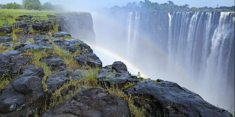 Victoria Falls, Zimbabwe tour guide<br>