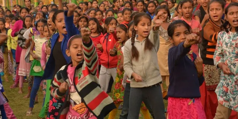 हमारी पहचान के द्वारा दी जा रही बच्चियों को ट्रेनिंग