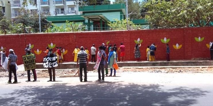 शिकायत करने के बाद भी नहीं हुई सुनवाई तो बेंगलुरु के लोगों ने खुद साफ की सड़क
