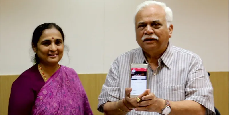 رتنا پربھا (بائیں ) اور آر وی دیش پانڈے (دائیں ) انویسٹ کرناٹک ایپ لانچ کرتے ہوئے