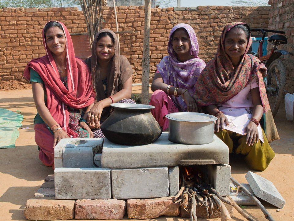 IIT की ‘आंच’ से बदल रही ग्रामीण महिलाओं की ज़िंदगी, मिल रहा है स्वस्थ और सुखी जीवन