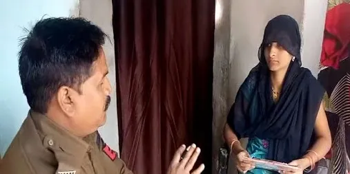 पुलिस थाने में अंजुम (फोटो साभार- सोशल मीडिया)