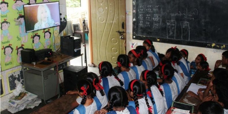 गांवों में स्मार्ट क्लासरूम्स बनाकर विश्व-स्तरीय शिक्षा दिला रहा पुणे का यह स्टार्टअप, जुड़े 1 लाख बच्चे