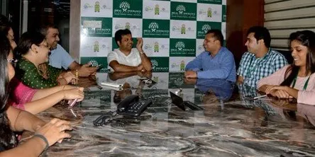 ऑफिस के लोगों के साथ राहुल
