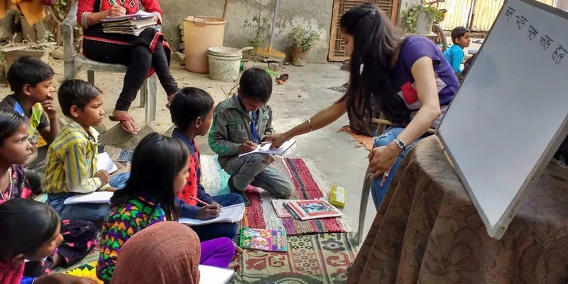 तन्मयता से पढ़ाई करते बच्चे