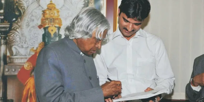 पूर्व राष्ट्रपति एपीजे अब्दुल कलाम के साथ संतोष