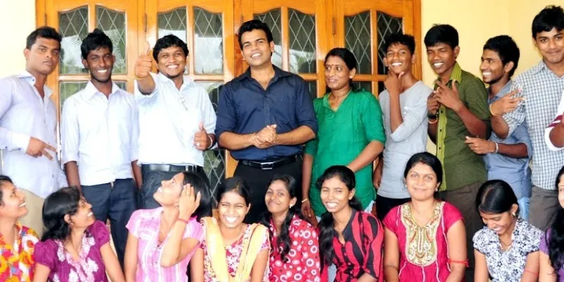 কৰ্মচাৰীসকলৰ সৈতে সাৰণ্যিয়ান শৰ্মা