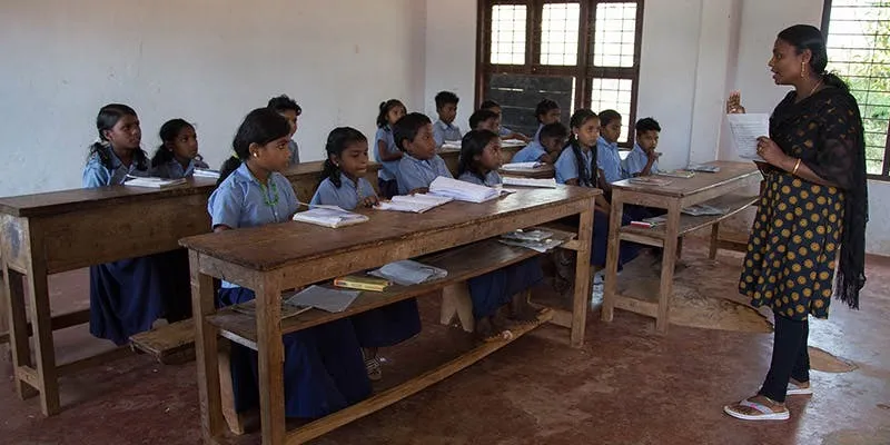 कक्षा में पढ़ते बच्चे