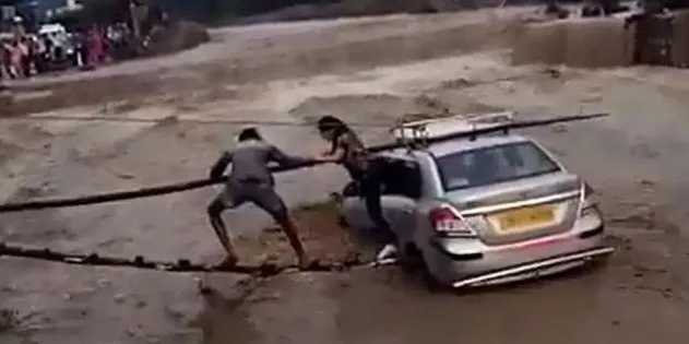 कार से युवती को निकालते स्थानीय
