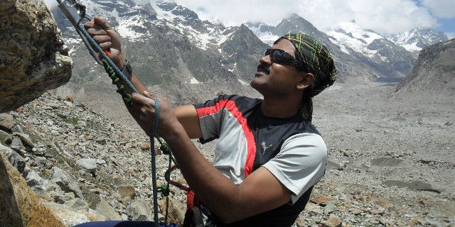 খাঁকি খুলে রেস্ট নয়, টানছে এভারেস্ট