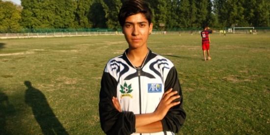 कश्मीर की पहली महिला फुटबॉल कोच नादिया 