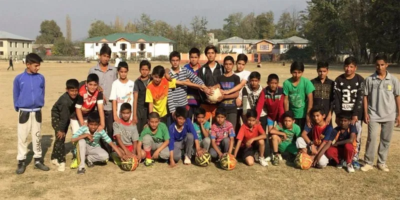 श्रीनगर में नन्हें फुटबालरों के साथ नदिया। फोटो साभार: फेसुबक