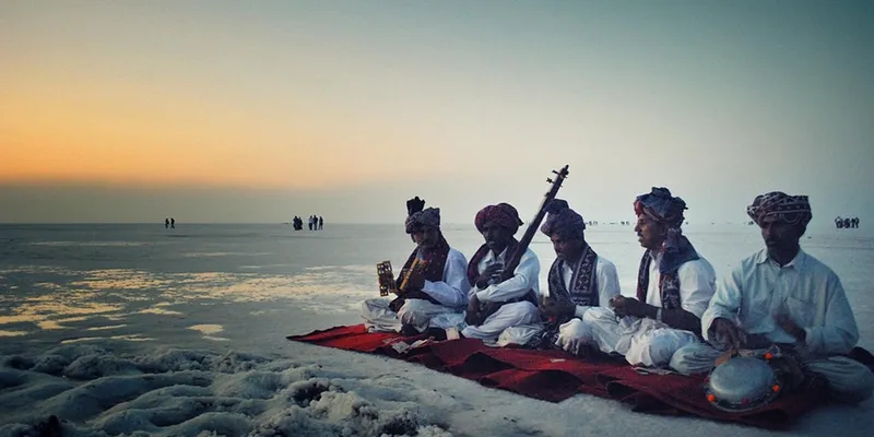 Image Source: https://pixabay.com/en/rann-utsav-2017-18-kutch-rann-utsav-2325856/ 