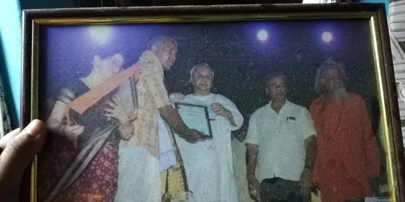ओडिशा के मुख्यमंत्री से सम्मान प्राप्त करते गणेश