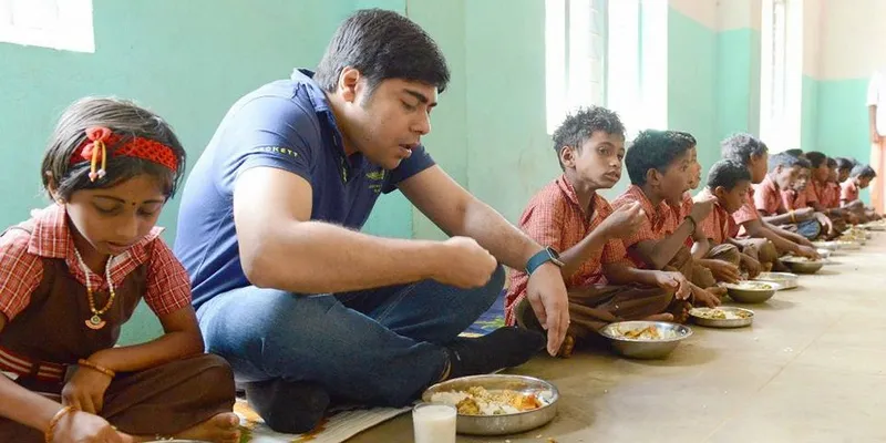 बच्चों के साथ भोजन करते आईएएस सुहास