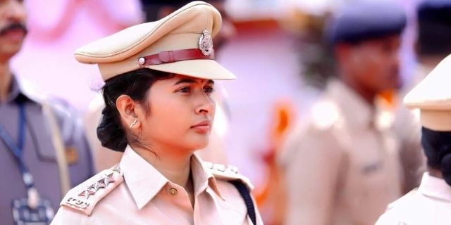 "जब बिटिया काफी छोटी थी तो रात की गश्त में उसे गाड़ी में साथ लेकर ड्यूटी करनी पड़ती थी", एक महिला पुलिस ऑफिसर की कहानी