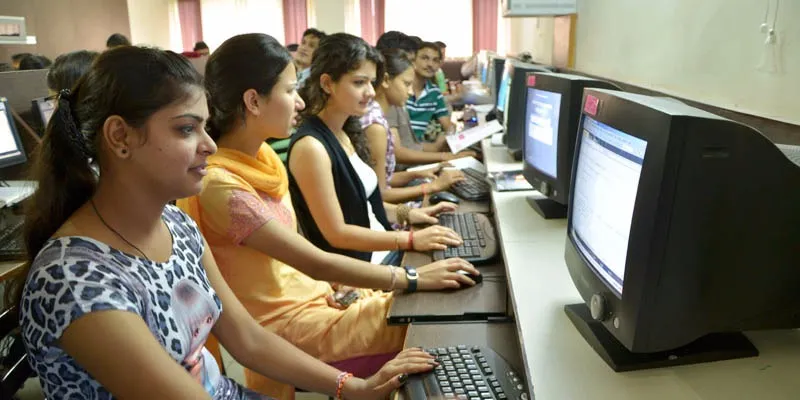 छोटू के इंस्टीट्यूट में कंप्यूटर सीखती लड़कियां