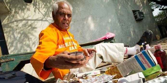 82 वर्षीय मेडिसिन बाबा मुफ्त में दवाएं बांट कर कर रहे हैं गरीबों का इलाज