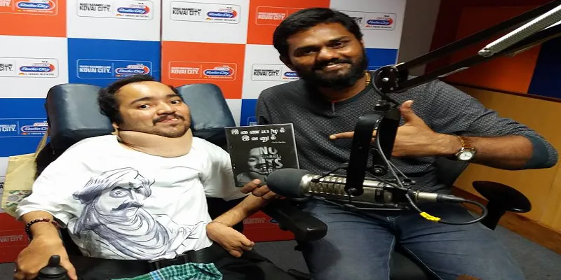 தன் புத்தகத்துடன் ஜெகதீஷ் ரேடியோ நிகழ்ச்சி ஒன்றில்