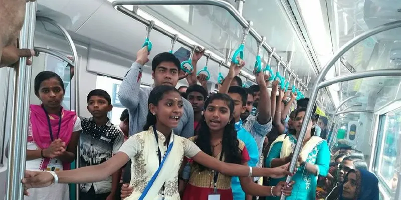 मेट्रो में बच्चों के साथ सुहास