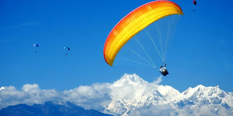 Image Source: https://adventureinsikkim.com/wyalonga/uploads/2016/06/PARAGLYDING-from-Bulbuley-DaraGangtok.jpg