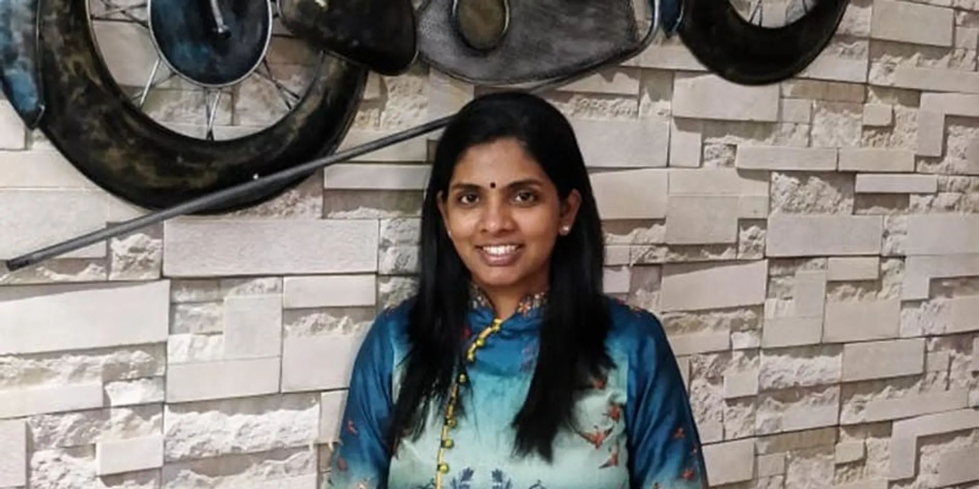 'வாட்ஸ்-அப்’ மூலம் புடவைகள் விற்று லட்சங்களில் வருவாய் ஈட்டும் சென்னை சண்முக பிரியா!