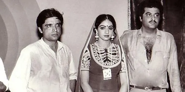 एक पुरानी फोटो में श्रीदेवी पति बोनी कपूर और जावेद अख़्तर के साथ