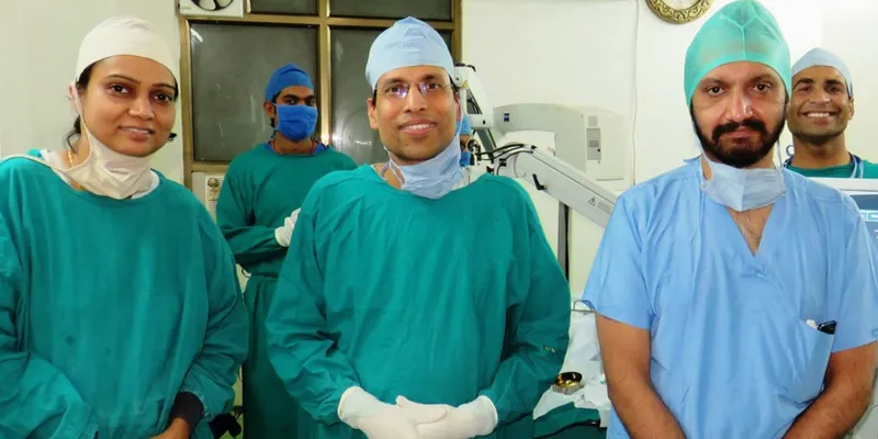 ऑपरेशन करने के बाद डॉ. पांडेय और उनकी पत्नी