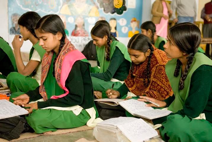 विदेश की नौकरी छोड़ खोला स्कूल, पढ़ाई के साथ लड़कियों को दिए जाते हैं 10 रुपये रोज़