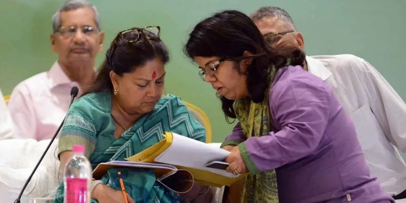 राजस्थान की सीएम वसुंधरा राजे के साथ आईएएस आरती डोगरा