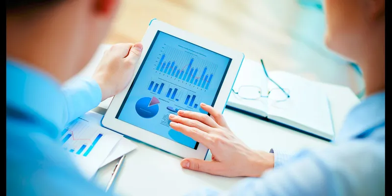 (Data Analytics as SaaS. Source: https://thenextweb.com/wp-content/blogs.dir/1/files/2014/04/data-business-meeting.jpg)