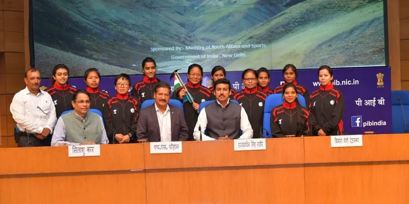 महिलाओं के दल के साथ खेल मंत्री राज्यवर्धन सिंह राठौड़