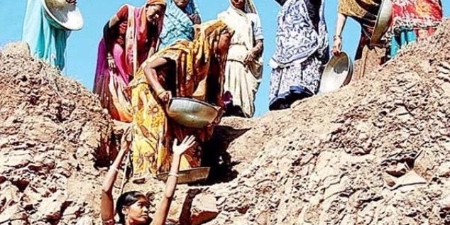 पानी के लिए हर चौखट से खाली हाथ लौटने के बाद गांव की महिलाओं ने खोद लिया अपना कुआं