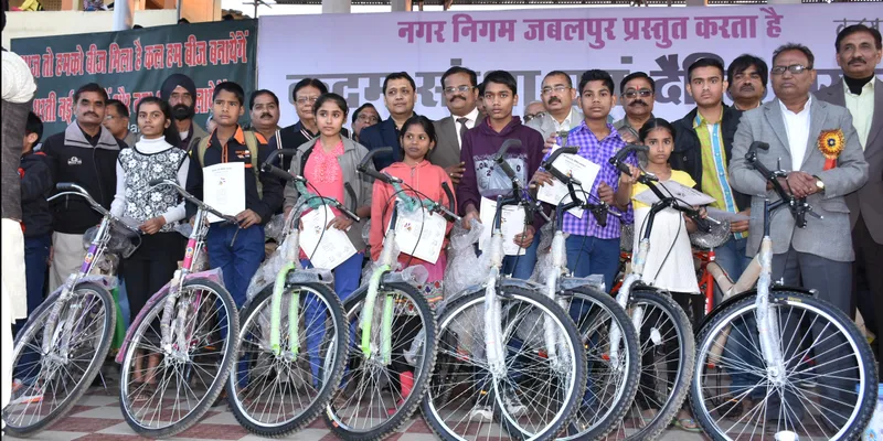 जबलपुर स्टेडियम में बीजारोपण अभियान के दौरान पुरस्कृत बच्चे