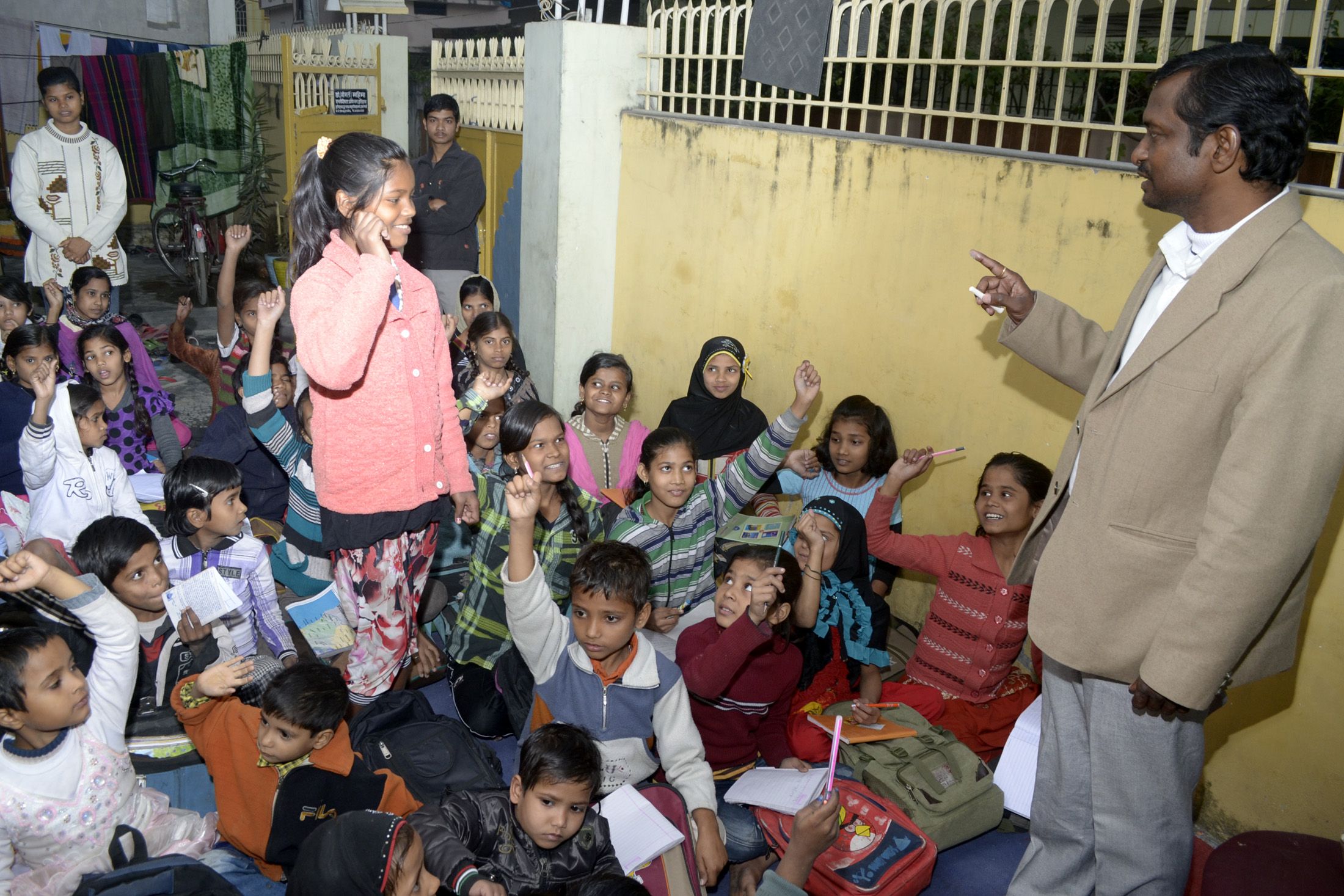 
कूड़ा बीनने वाले बच्चों के जीवन को शिक्षा से संवारने में जुटे हैं बनारस के प्रो. राजीव श्रीवास्तव