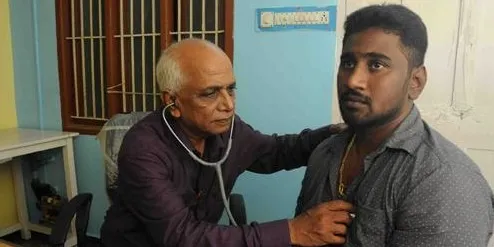 क्लिनिक में मरीजों को देखते डॉक्टर