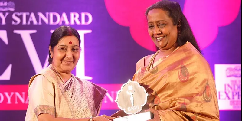 केंद्रीय मंत्री सुषमा स्वराज के हाथों पुरस्कार लेतीं पेट्रिशिया