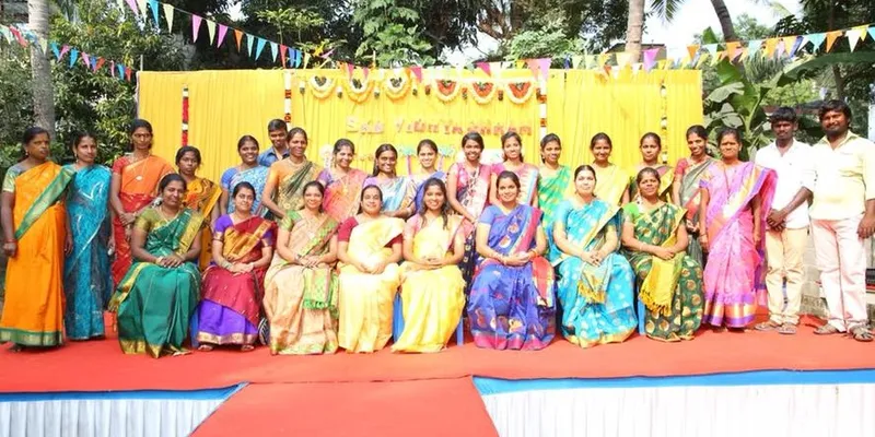 எஸ்கேபி வித்யாஸ்ரம் பள்ளி ஆசிரியர்களுடன் மஞ்சுப்ரியா