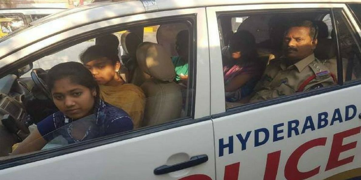 पुलिस इंस्पेक्टर ने इस तरह छूटने से बचाई 12वीं के बच्चों की बोर्ड परीक्षा